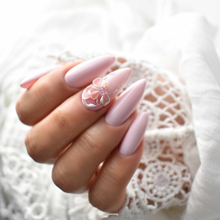 Manicure stiletto lungo, unghie decorate, smalto rosa chiaro, decorazioni con fiori 