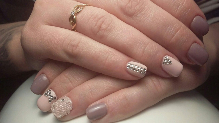 Smalto rosa cipria, unghie donna corte, decorazione unghie con brillantini