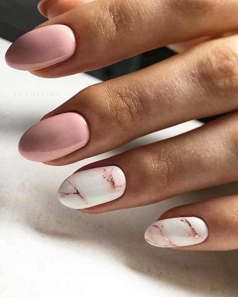 Disegni sulle unghie, smalto rosa lucido, effetto marmo smalto bianco