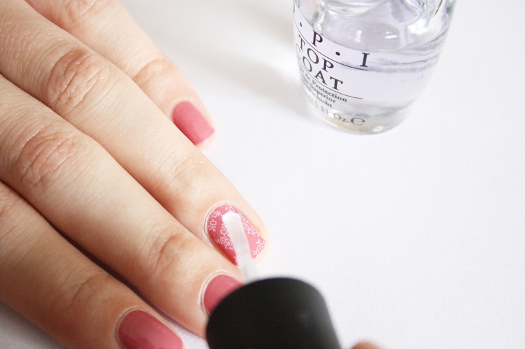 Top coat trasparente da applicare sulla manicure, unghie belle di colore rosa, accent nail effetto pizzo 