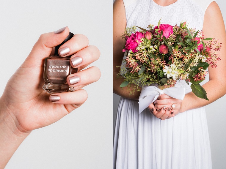 Unghie eleganti per matrimonio, bouquet di rose con fiocco bianco, boccetta di smalto in mano di una donna 