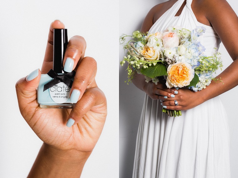 Manicure sposa, smalto colore azzurro abbinato al bouquet di fiori colorati, elegante vestito bianco 