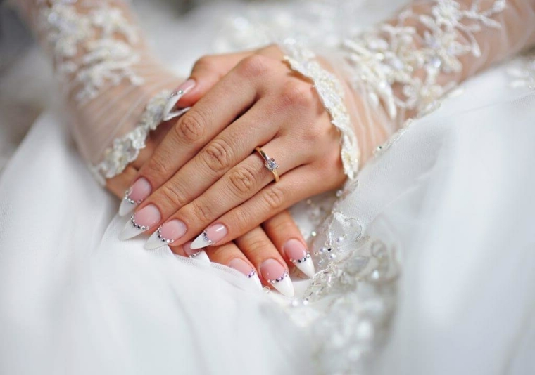 Stiletto lungo per unghie da sposa, decorazioni con piccoli brillantini verso la metà dell'unghia 