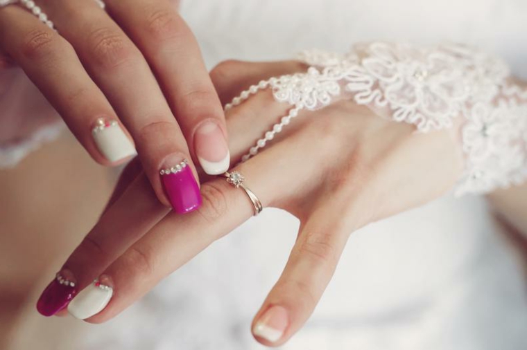 Unghie sposa, french manicure inversa di diverso colore, decorazione con brillantini piccoli 