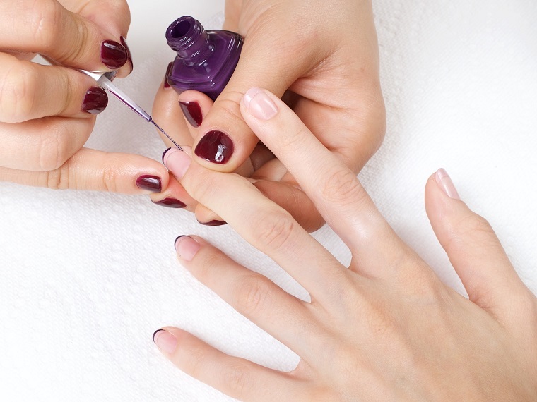 Unghie da sposa, manicure alla francese di colore viola, pennello sottile per applicare lo smalto 