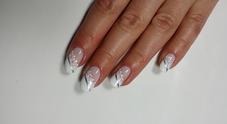 Unghie gel bianche, decorazioni motivi floreali, manicure forma a mandorla 