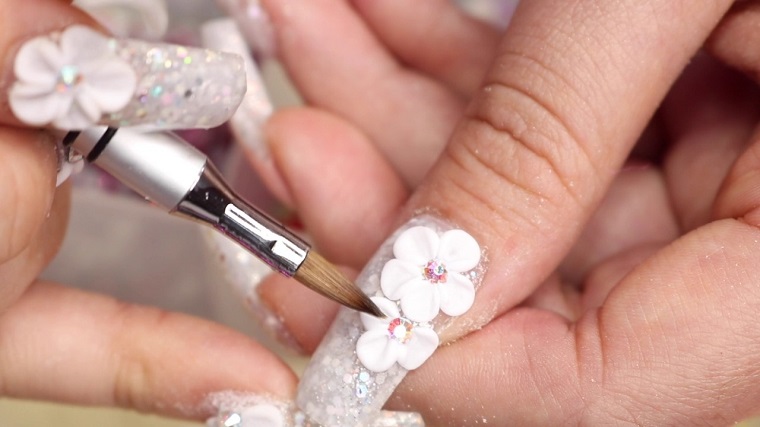 Decorazioni e nail art, unghie bellissime con fiorellini tridimensionali lavorati con pennello 