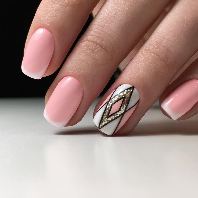Unghie rosa cipria, manicure alla francese, decorazioni unghia del dito anulare 
