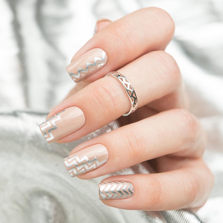 Unghie gel bianche, forma della manicure quadrata, sticker argento su tutte le dita 