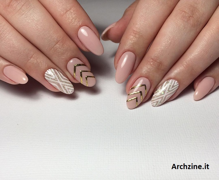 Manicure stiletto con smalto di colore nude, unghie sposa, nail art con motivi geometrici 