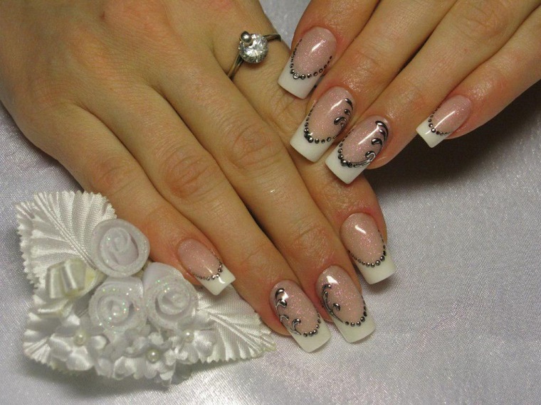Ricostruzione unghie bianche, manicure forma quadrata con smalto trasparente glitter 