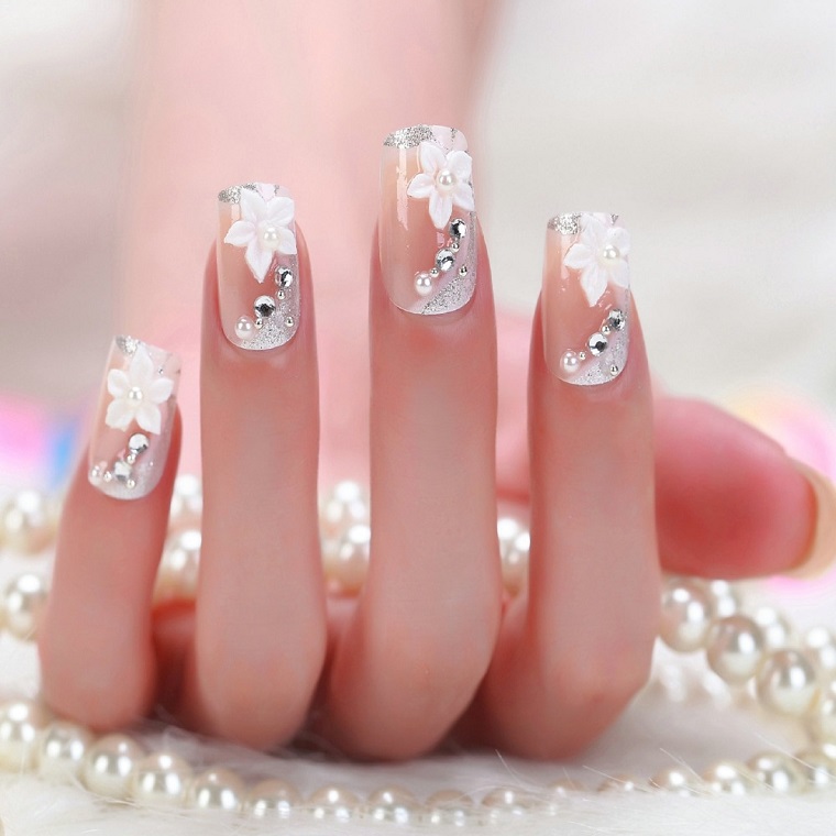 Idea unghie gel bianche, decorazione con fiorellini e brillantini, manicure per matrimonio 