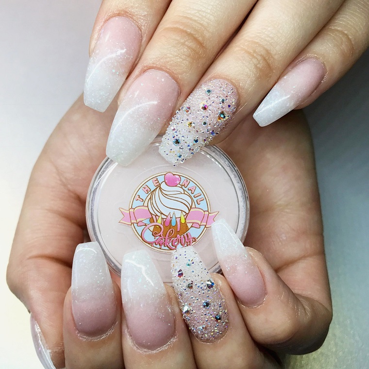 Immagini unghie french decorate, stiletto effetto sugar e ombre, base rosa con glitter 