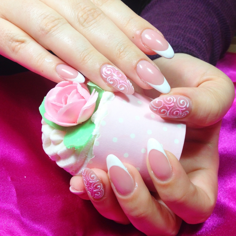 Manicure sposa, unghie a stiletto con french su base rosa, accent nail disegni motivi floreali 