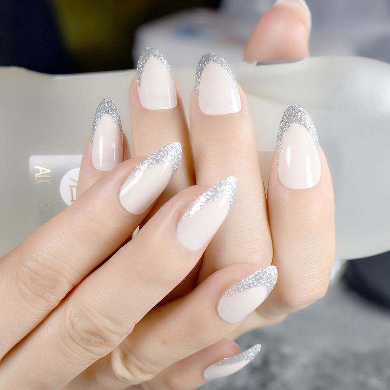 Unghie gel bianche brillantini, forma manicure stiletto con french argento glitter 