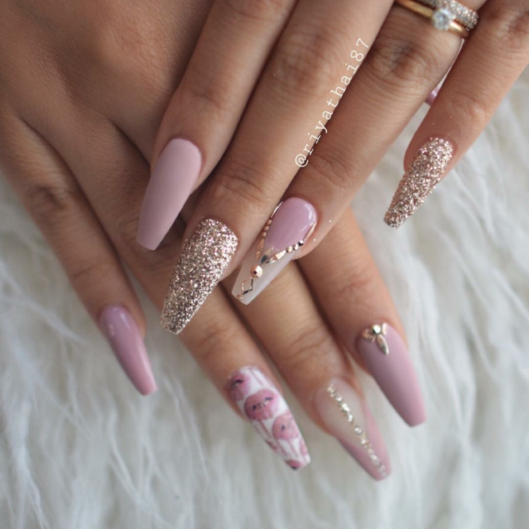 Forme unghie gel, smalto colore rosa, accent nail glitter