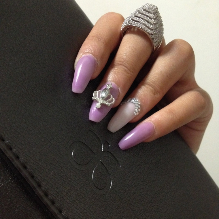 Smalto di colore viola, forme unghie gel, anello con brillantini
