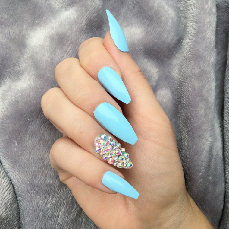 Forme unghie gel, smalto colore azzurro, decorazione con brillantini