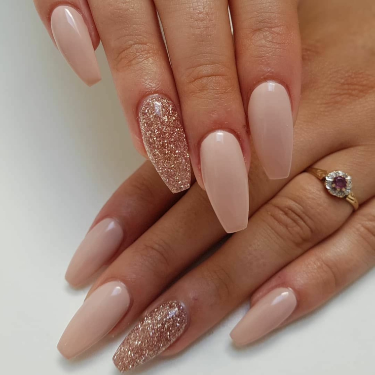 Unghie ballerina, smalto rosa lucido, accent nail smalto glitter