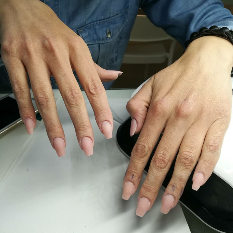 Unghie rosa opaco, unghie di media lunghezza