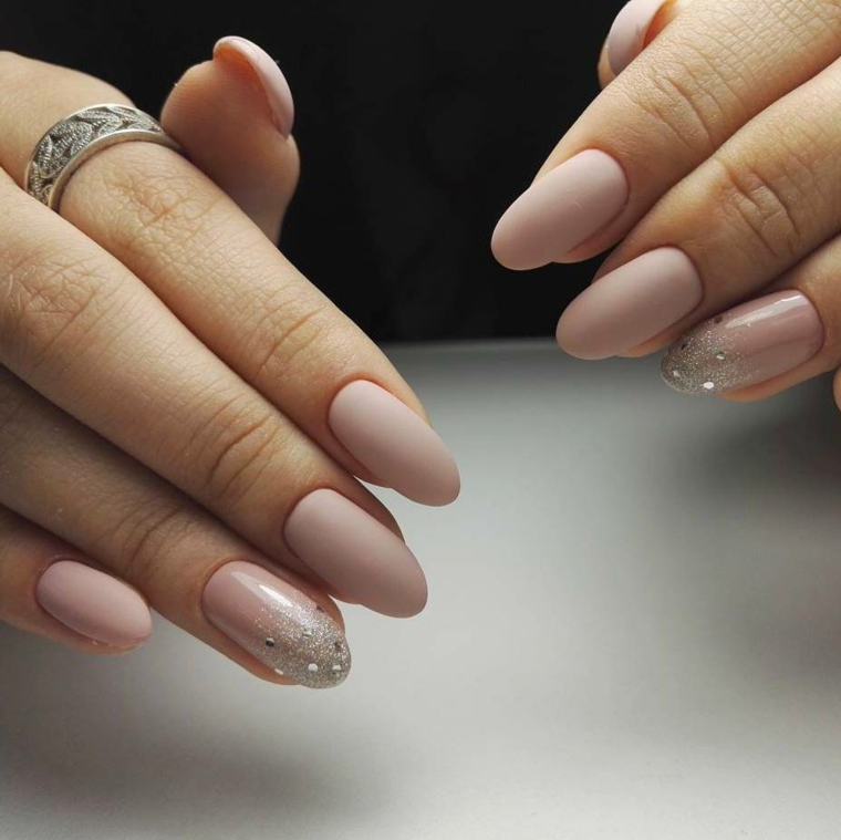 Colore tortora per le unghie delle mani, accent nail con brillantini e sfumato sul dito anulare 