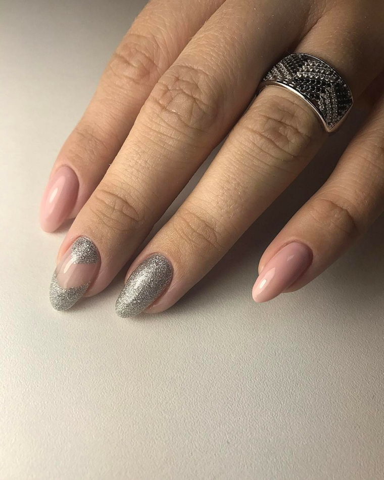 Decorazione unghie di colore argento con smalto glitter ruvido, accessori donna e un anello di argento 
