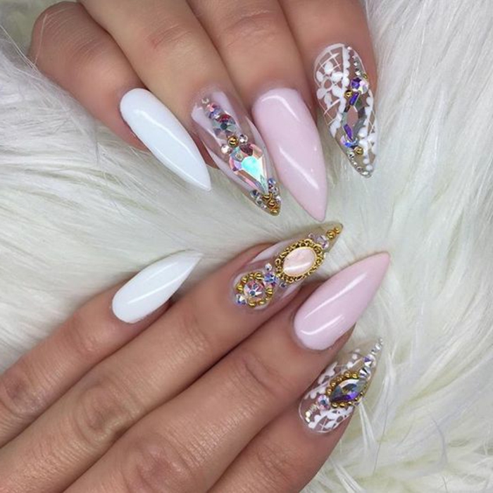 unghie-a-stiletto-donna-manicure-colorato-bianco-rosa-brillantini-nail-art-punta
