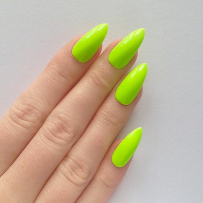 unghie-lunghe-a-punta-colore-verde-chiaro-mani-modello-senza-decorazione