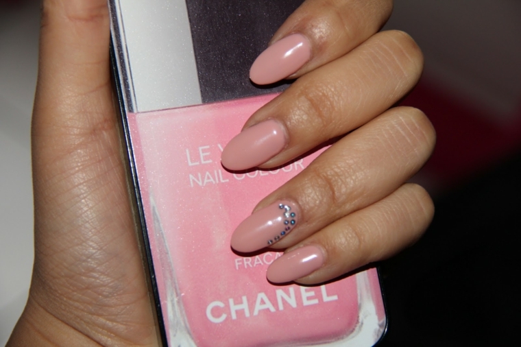 Smalto Le Vernice di Chanel di colore rosa, accent nail con piccoli brillantini luminosi 