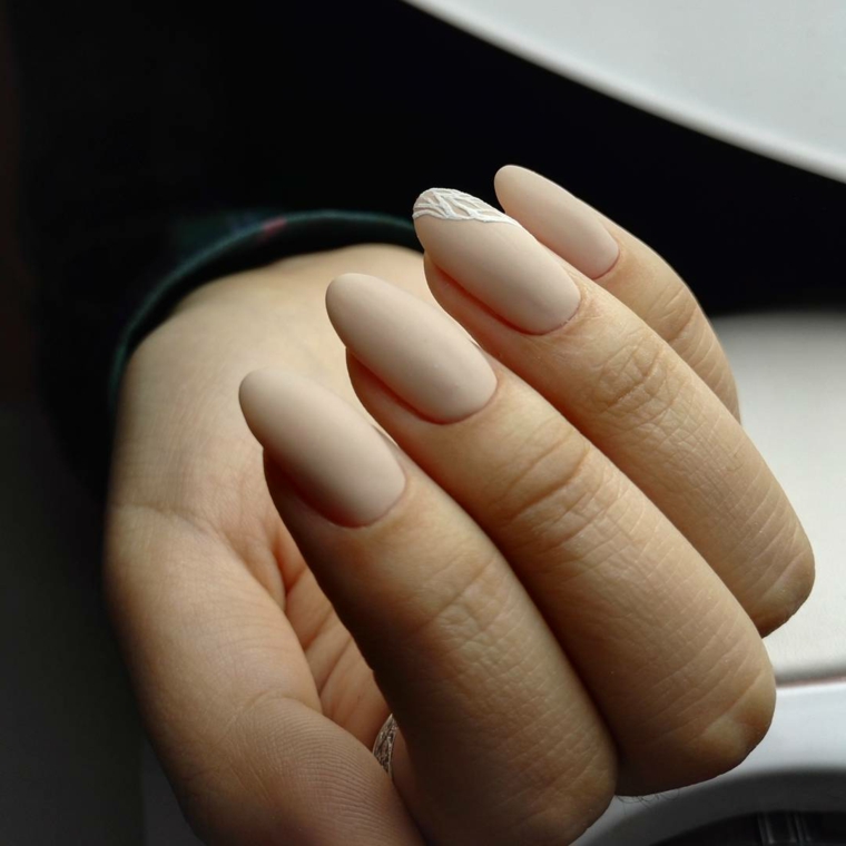 Come limare le unghie, forma a mandorla lunghe e di colore beige