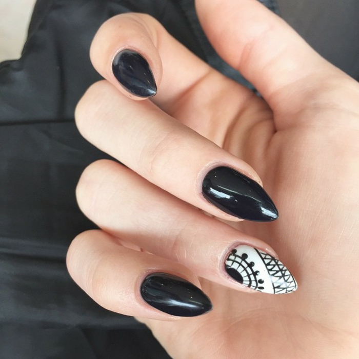 nail-art-unghie-a-punta-colore-nero-media-lunghezza-anulare-decorato-base-bianca