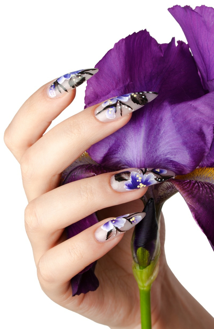 unghie-decorate-motivi-floreali-forma-punta-molto-lunghi-motivi-floreali-base-bianca