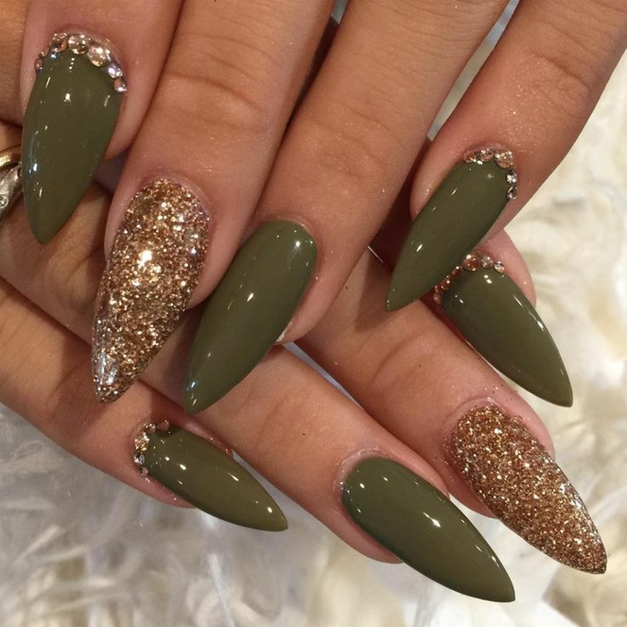 unghie-gel-colore-verde-dito-medio-smalto-ruvido-effetto-glitter-forma-stiletto