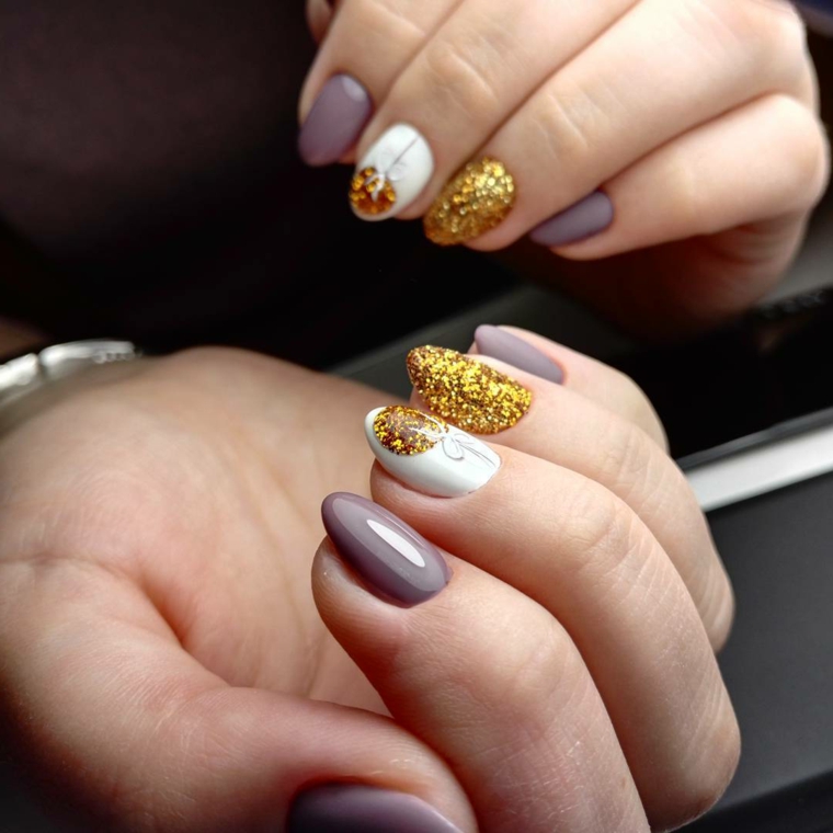 Smalto color oro glitter per decorare le unghie dalla forma a mandorla 
