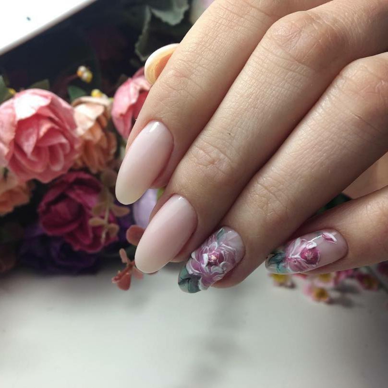 Smalto gel di colore rosa, decorazioni floreali sulle unghie del dito anulare e mignolo 