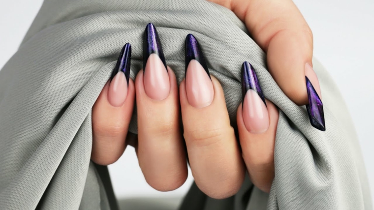 Decorazione unghie con una french manicure di colore viola effetto glitter 