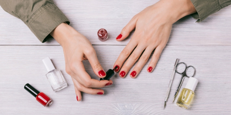 Ecco come applicare lo smalto rosso e gli attrezzi necessari per fare la manicure ideale 