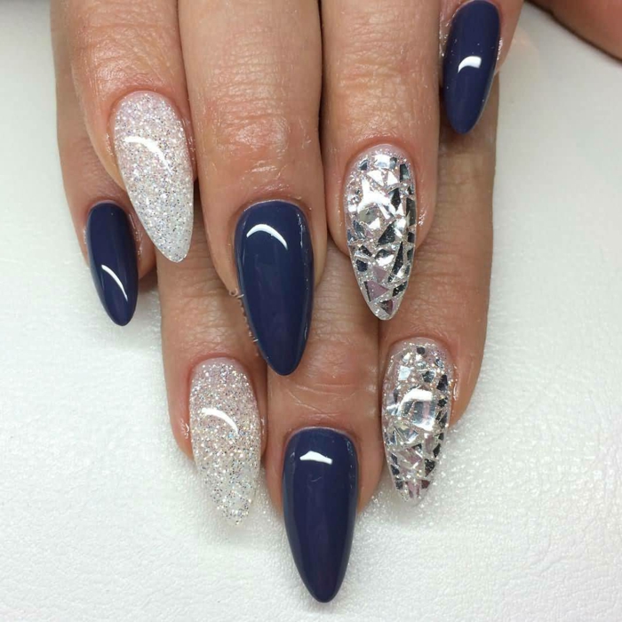 nail-art-unghie-a-punta-colorate-blu-luminoso-argento-accent-nail-decorazione