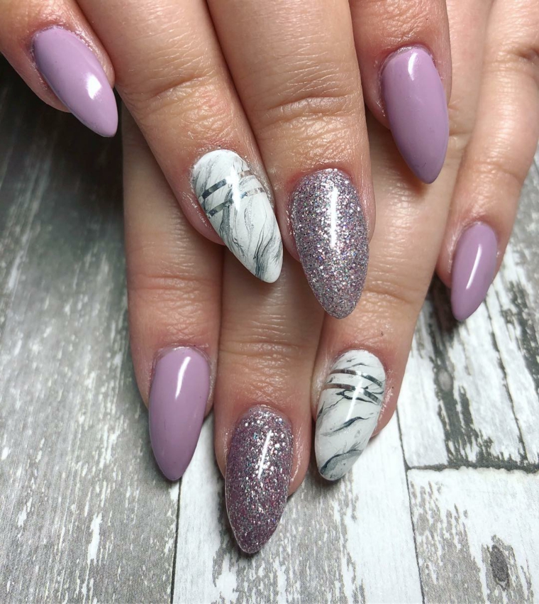 Come limare le unghie, colore viola e glitter nella stessa tonalità, accent nail effetto marmo 