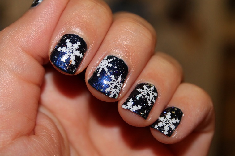 Christmas nails-nail-black-snowflakes