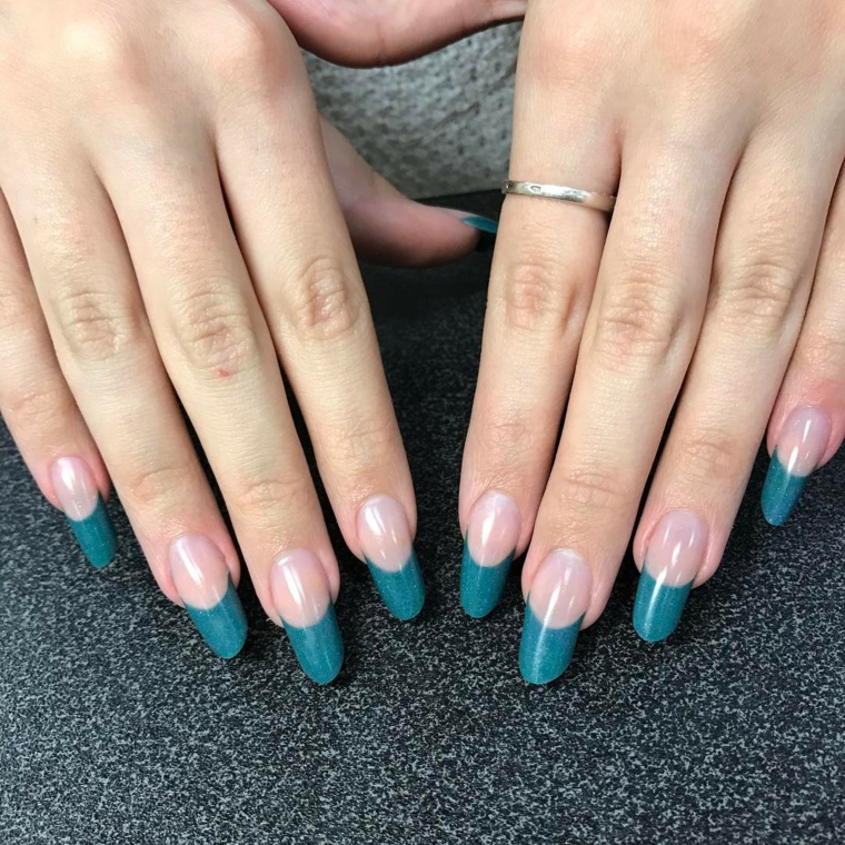 Mani donna e unghie colorate tipi french manicure di verde, accessori donna e un anello in oro bianco 