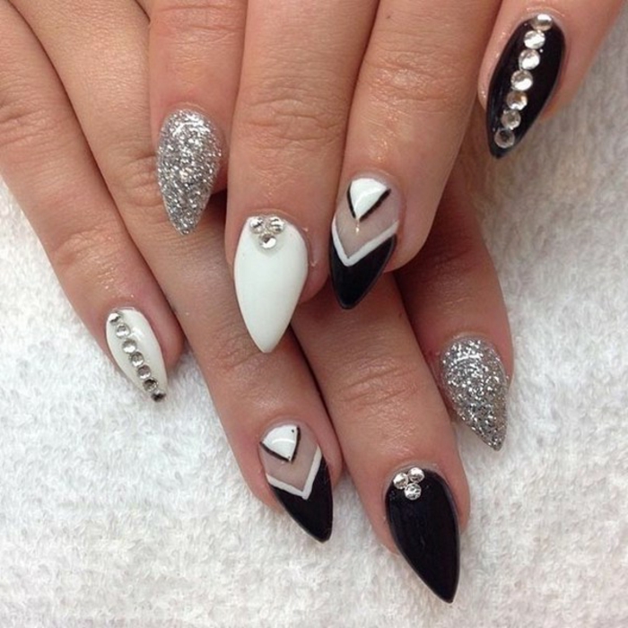 gel-unghie-decorate-forma-stiletto-diversi-colori-argento-nero-bianco-brillantini-decorazioni-triangolo