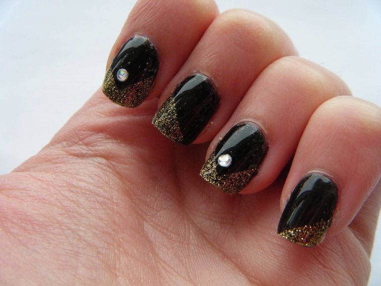 gel-nail-art-black-glitter