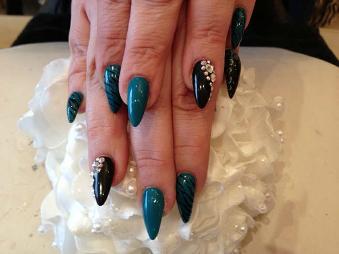 unghie-lunghe-a-punta-colori-scuri-nero-verde-accent-nail-sul-nero-con-brillantini-strisce