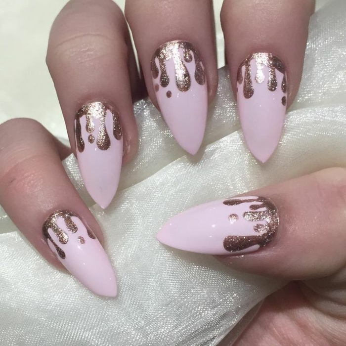 nail-art-unghie-colore-rosa-decorazione-color-oro-argento-macchie-forma-finto-stiletto