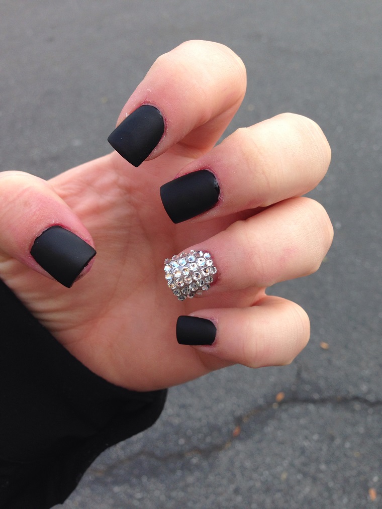 Christmas-nails-black-ring-glitter