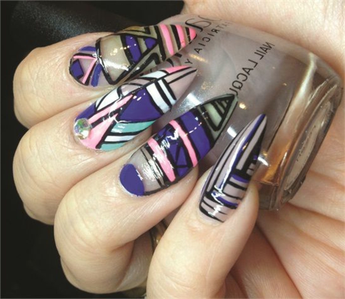 nail-art-unghie-stiletto-colorate-diverse-colori-piccolo-brillantino-dito-medio-smalto-colore-grigio