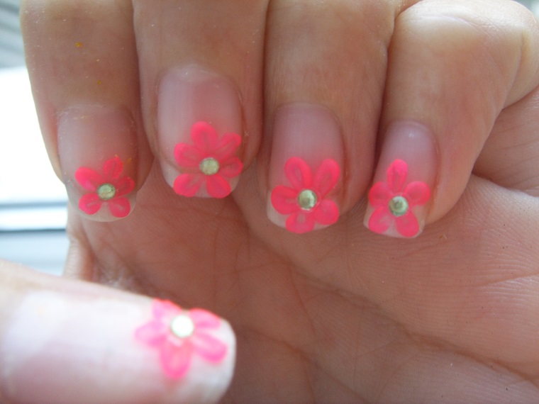 gel-nails-nail-art-pink-daisies