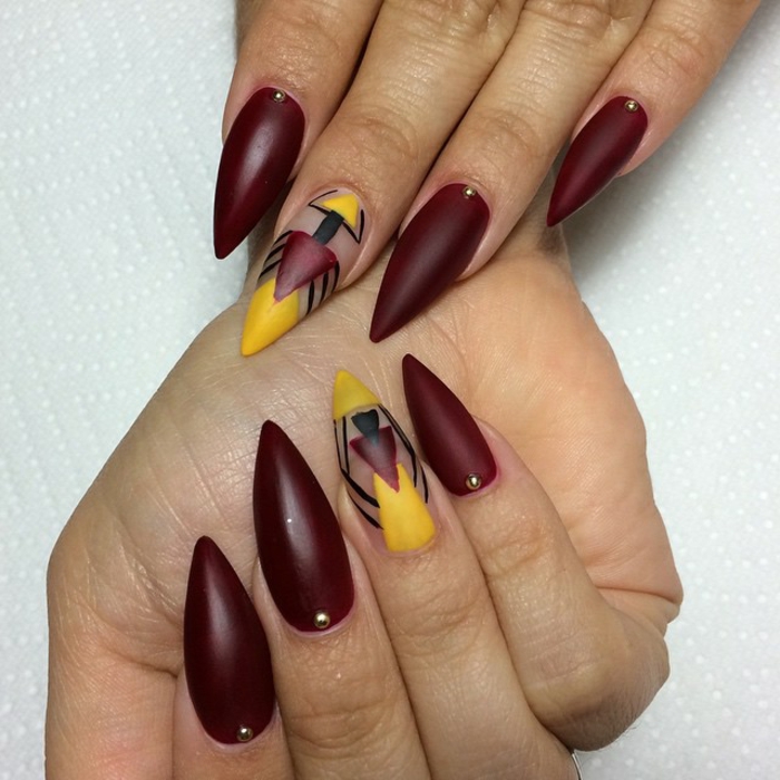 stiletto-medio-forma-punta-colore-bordeaux-piccoli-brillantini-accent-nail-unghia-decorata-giallo-base-trasparente