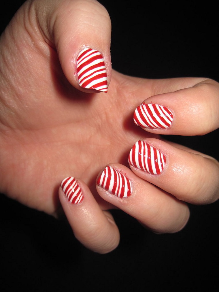 nails-for-christmas-red-white-stripes